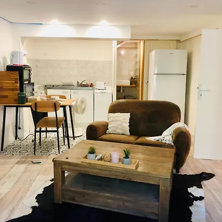 Slow Life Avec Cour, Au Coeur Du Vieux Village Lägenhet